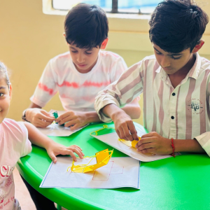 SVPS students enjoying a summer camp picnic lunch outdoors